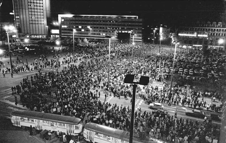 Friedrich Gahlbeck, Demonštrácia na Námestí Karla Marxa v Lipsku, 16. október 1989. Deutsches Bundesarchiv